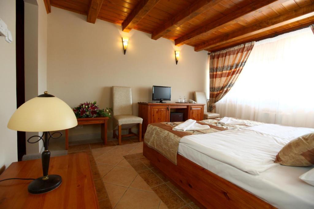 Egri Korona Borhaz Es Wellness Hotel Demjén Buitenkant foto